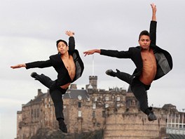 Taneníci Alexai Geronimo (vlevo) a Lee Gumbs ze skupina Rock the Ballet pózují
