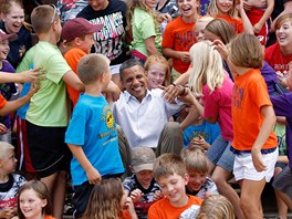 Barack Obama se na své autobusové tour americkým stedozápadem, pi které