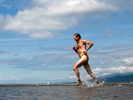 Nahá bí mlkou vodou Wreck Beach ve Vancouveru. Na kanadské první a zárove