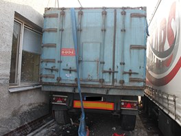 Polsk kamion bez idie se vklnil mezi tureckou soupravu a budovu bval