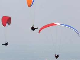 Krouen na paraglidu ve stoupajcch vzdunch proudech.