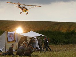 Pilot útoícího jednoploníku nalétával nad polní lazaret a pozice bojujících...