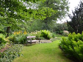 Romantických posezení se v celé zahradě nabízí spousta, ať už na lavičkách v