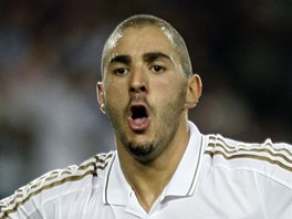 TKOVOU RADOST. Jako by Karim Benzema naznaoval, jak obrovskou radost ml z