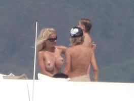 I Pamela Andersonová se ráda opaluje nahoře bez. Ovšem v případě jejího