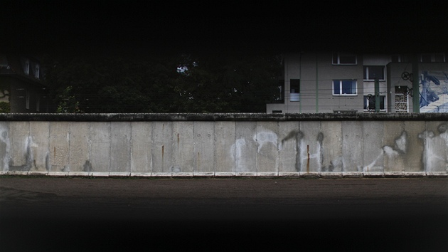 Zachovalé ásti betonové bariéry u památníku berlínské zdi poblí Bernauer