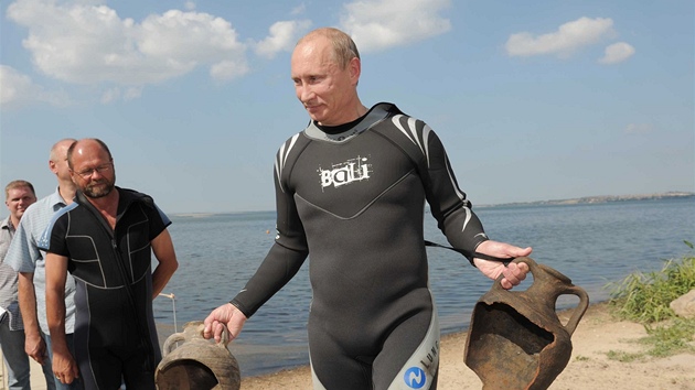 Archeolog Vladimír Putin se svým úlovkem (11. srpna 2011)