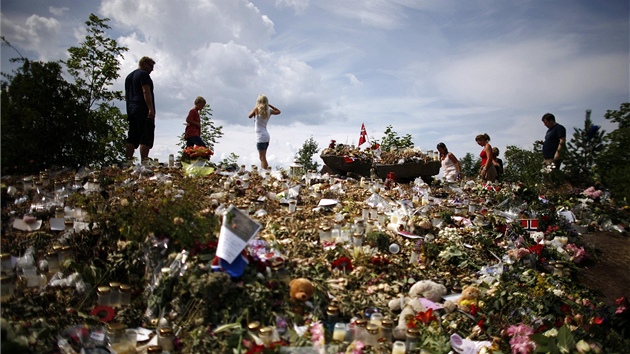 Kvtinový památník obtem Breivikova ádní naproti ostrova Utoya.
