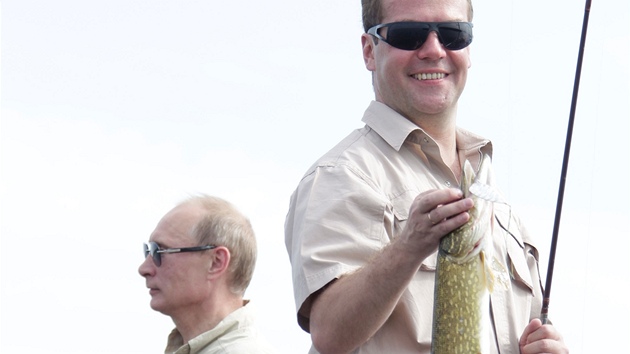 To je macek! Medvedv se chlubí svým parádním úlovkem. (16. srpna 2011)