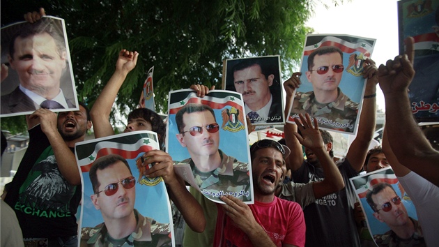 Syané ijící v Libanonu demonstrují svoji podporu reimu Baára Asada. (15.