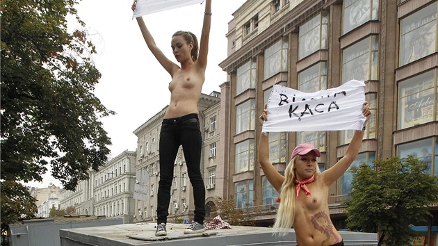 Aktivistky z hnutí Femen protestují proti procesu s expremiérkou Julijí