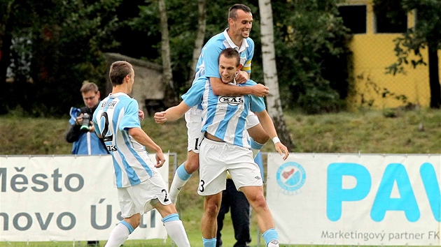 Fotbalisté Sezimova Ústí oslavují gól.