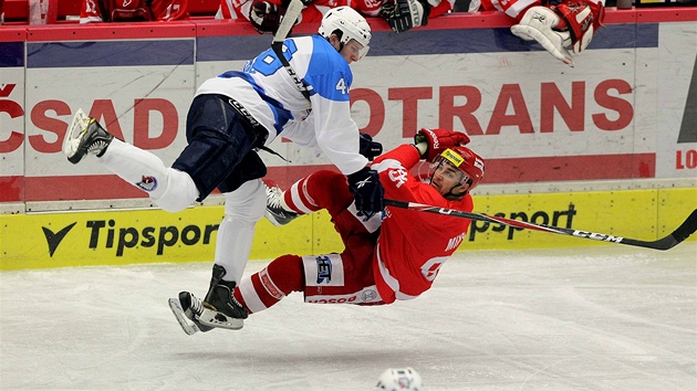 Tvrdý st�et Petera Miku�e (vpravo) z Bud�jovic a plze�ského Tomá�e Pituleho.