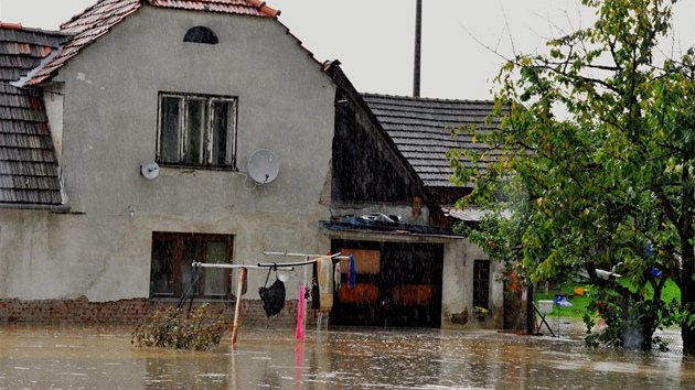 V�echovice a okolní obce na P�erovsku zasáhla v sobotu ve�er po týdnu prudký