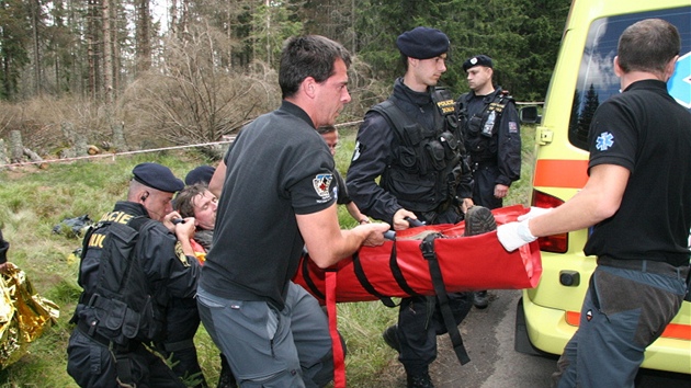 Záchranái pomáhají devorubci, který utrpl zranní na umav, kdy upadl na