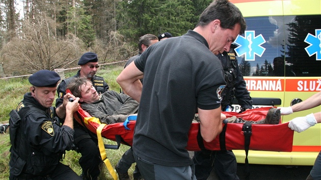 Záchranái pomáhají devorubci, který utrpl zranní na umav, kdy upadl na