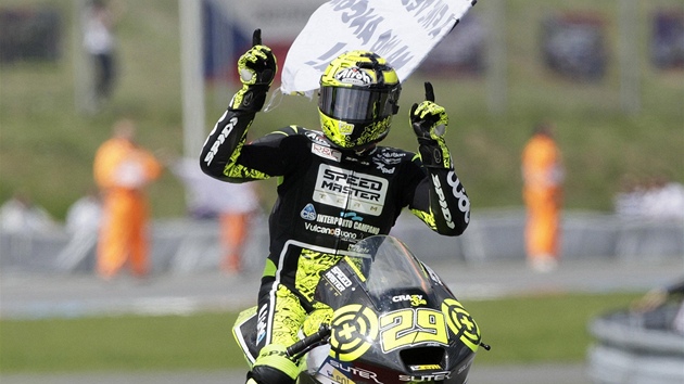 VÍTZ. Ital Andrea Iannone slaví výhru v závod Moto2 pi Velké cen silniních