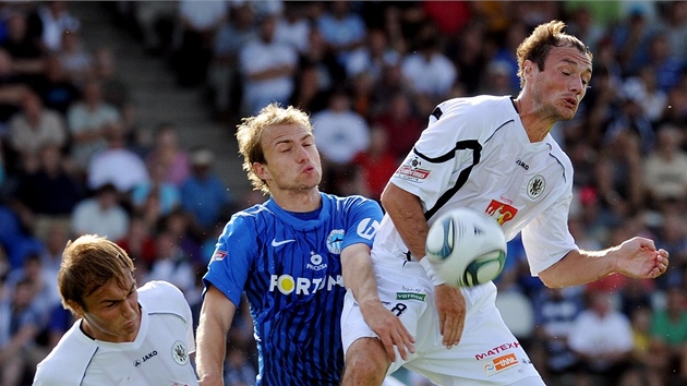 VZDU�NÝ SOUBOJ. Liberecký fotbalista Jan Polák se sna�í propracovat k mí�i p�es