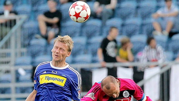 VYSOKÁ HRA. �eskobud�jovický fotbalista Roman Lengyel nep�ehlavi�koval Marka