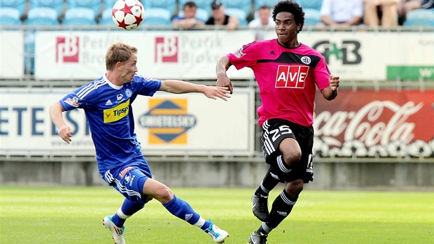 �eskobud�jovický José Sandro si obhazuje Luká�e Bajera z Olomouce.