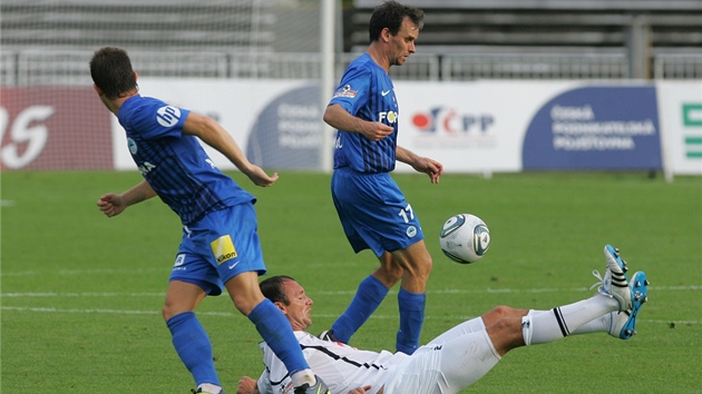 DOLE. Hradecký Filip Klapka le�í na zemi, Tomá� Jan� zpracovává v pohod� mí�.