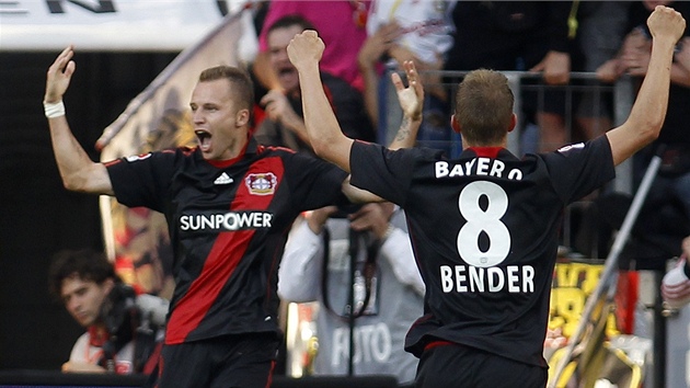 GÓL! �eský fotbalista Michal Kadlec dal branku za Leverkusen v zápase n�mecké