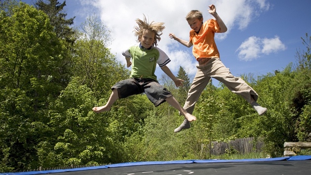 Skákat na trampolín bez ochranné sít je velmi nebezpené.