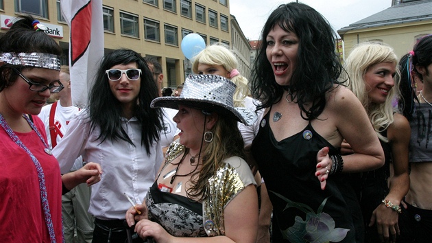 Ú�astníci pochodu Prague Pride