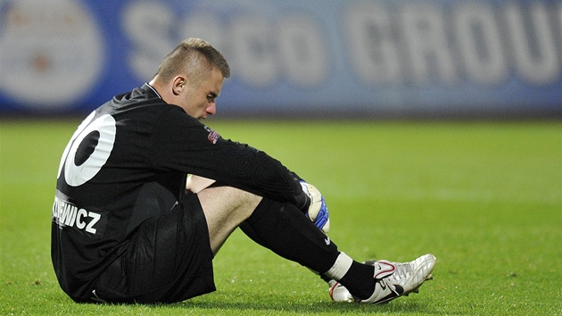 TO BYL VÝPRASK. Ostravský branká� David Pietrzkiewicz z�stává smutn� sed�t na