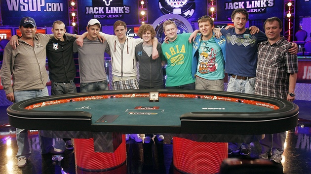 Martin Staszko (vpravo) v Las Vegas v prestiním pokerovém turnaji zvítzil. V
