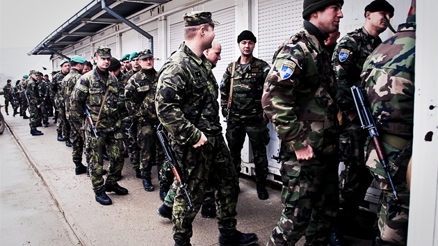 �eská základna �ajkovac v Kosovu (2008). Vojáci �ekají ve front� na ob�d.