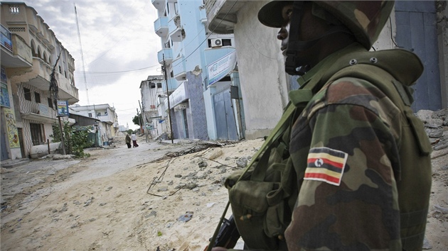 Ugandský voják v rámci mise Africké unie v Somálsku hlídá ulice v Mogadiu,
