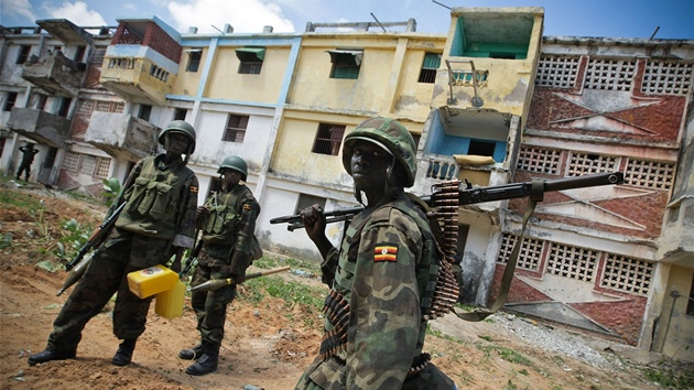 Ugandtí vojáci v rámci mise Africké unie v Somálsku hlídají ulice Mogadiu,