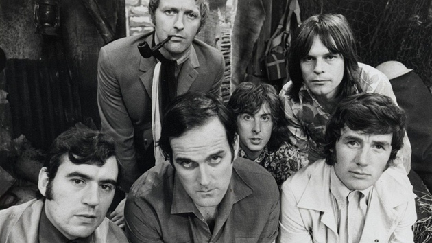 Skupina Monty Python (1969) - Dole zleva: Terry Jones, John Cleese a Michael Palin. Nahoe zleva: Graham Chapman, Eric Idle a Terry Gilliam.
