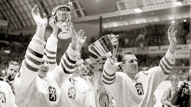 Hokejist (zleva) Oldich Macha, Ji Holk a Frantiek Pospil s pohry za vtzstv na MS a ME v Praze v dubnu 1972.