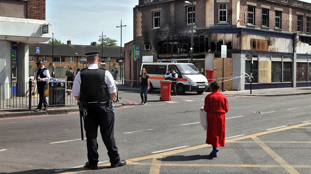 Policisté v okolí vypálené budovy na Tottenham High Road na severu Londýna (10....