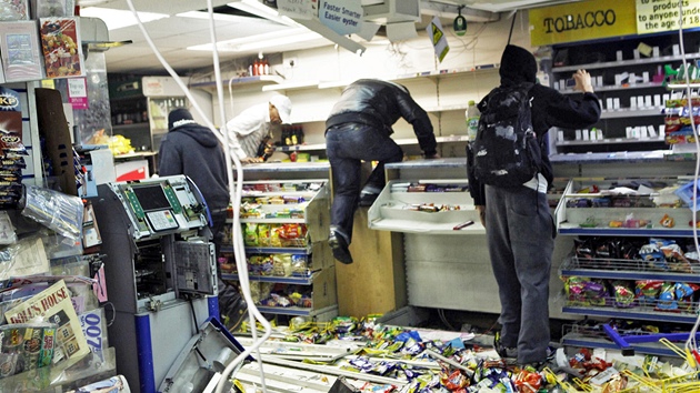 Rabování v obchodě ve východolondýnské čtvrti Hackney (9. srpna 2011)