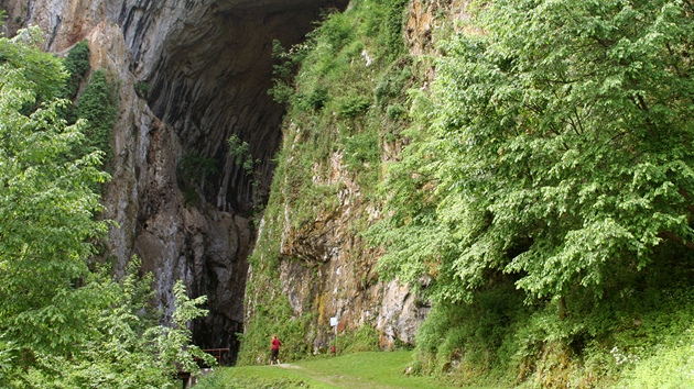 Kolosální portál jeskyn má nezvyklý tvar kyje. Ihned za ním lze pak dobe pozorovat rozdlení jeskyn na dv patra.
