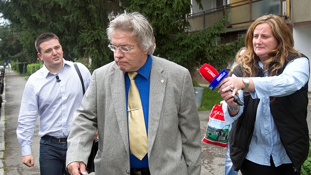 Lka Jaroslav Bartk (uprosted) utk ped redaktory MF DNES a iDNES.cz. (10. srpna 2011)