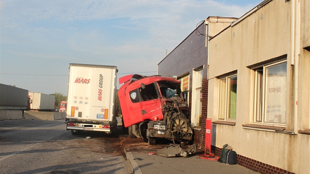 Nehoda polského kamionu, který ujel pl kilometru bez idie, narazil do