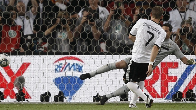Bastian Schweinsteiger se pi penalt nemýlil a pomohl nmecké reprezentaci k