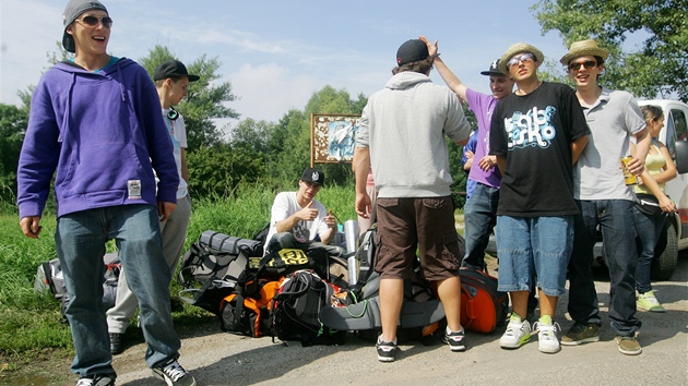 První nedo�kaví ú�astníci Hip Hop Kempu postávali u hradeckého leti�t� u� v