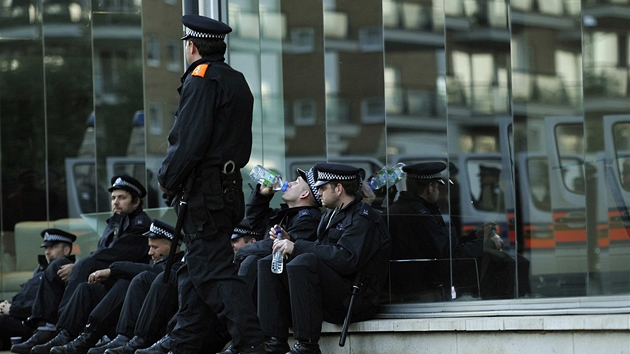 Policisté odpoívají ve Wandsworthu na jihu Londýna (9. srpna 2011)