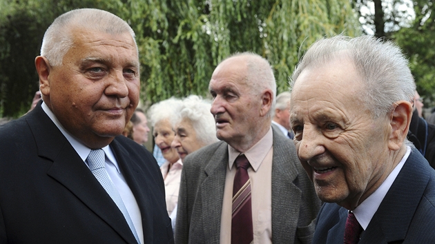 Bývalý generální tajemník ÚV KSČ Milouš Jakeš (vpravo) a bývalý šéf pražských