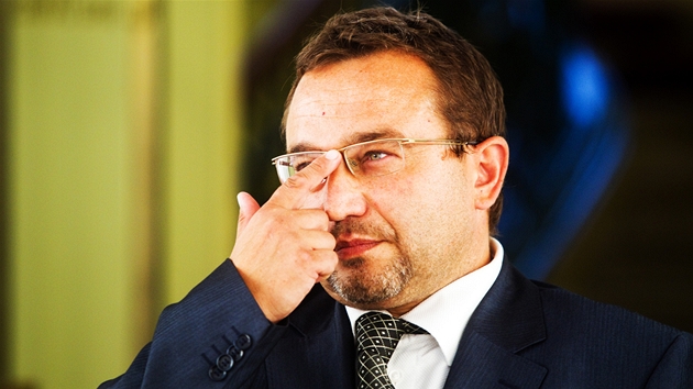 Ministr �kolství Josef Dobe� na tiskové konferenci k výrok�m personálního �éfa