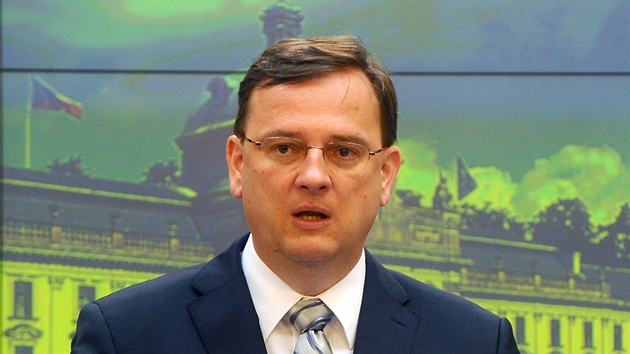 Premiér Petr Neas informuje o jednání vlády, z nho odeli ministi za TOP 09