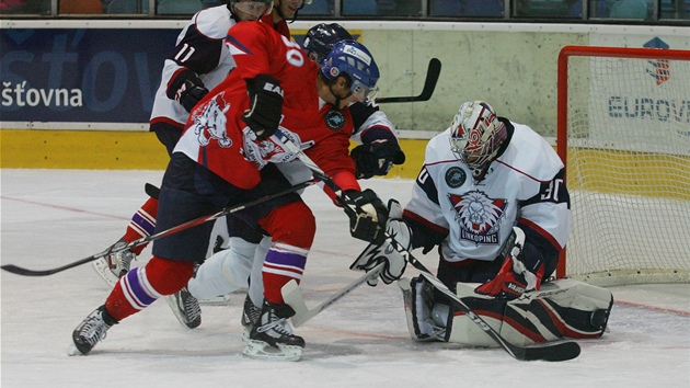 Pardubice - Linköping: Domácí Elkins p�ed gólmanem Norrenou.