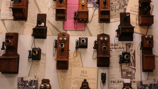 Z expozice historických telefon v olomoucké Veteran Aren. 