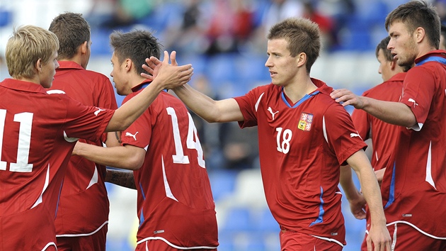 etí fotbalisté do 21 let se radují po jednom z gól do sít Andorry.