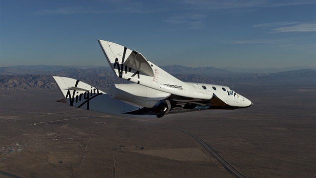 Letoun Enterprise spole�nosti Virgin Galactic v klouzavém letu. Let s motorem...
